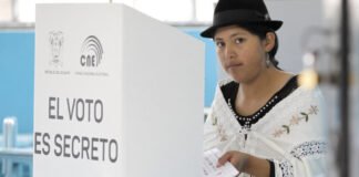 Ecuador prohíbe votar con celular en la mano: qué implica la medida y por qué genera polémica
