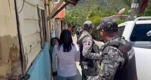 CONDUCEN ESPOSADA A LA MADRE DEL NIÑO DESAPARECIDO