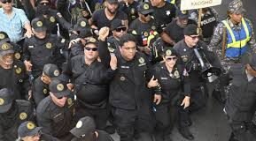 ENTRE BANDERAS CRUZADAS Y NARRATIVAS OPUESTAS