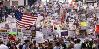 Miles de personas salen a protestar en EE. UU. contra Trump y sus políticas