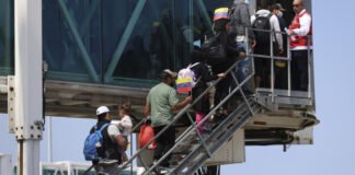El Supremo mantiene el veto a Trump para deportar migrantes con una ley de tiempos de guerra