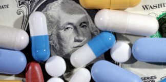 Trump emplaza a las farmacéuticas a bajar los precios de los medicamentos o usará "el poder" federal