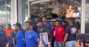 ARRESTAN ILEGALES HAITIANOS EMPLEADOS EN TIENDA CHINA