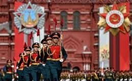 EL REGALITO DE ZELENSKI: ¿CELEBRACIÓN EN MOSCU O DESFILE BAJO AMENAZA?