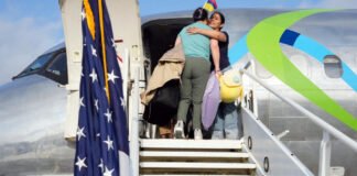 Migrantes de Honduras y Colombia regresan a sus países en primer vuelo de "autodeportados" de Trump