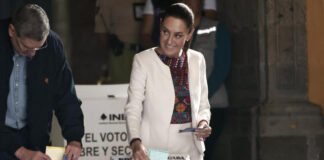 Sheinbaum vota en inéditas elecciones judiciales en México, marcadas por críticas y boicot