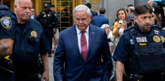 El exsenador Bob Menéndez entra a prisión en EE. UU. para cumplir 11 años de condena por corrupción