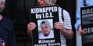 El salvadoreño Kilmar Ábrego, deportado por error, es devuelto a EE. UU. para afrontar cargos penales