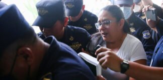 La abogada salvadoreña Ruth López continuará en prisión tras la audiencia inicial de su proceso penal