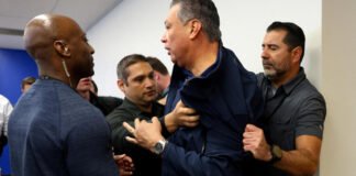 Senador californiano es esposado en una conferencia de prensa de la Administración Trump