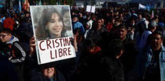 Cristina Fernández comienza a cumplir prisión domiciliaria, mientras sus seguidores se movilizan