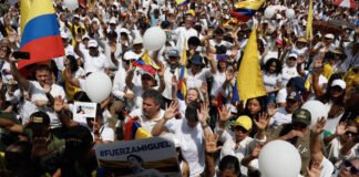 "Defender la democracia": miles de colombianos protestan contra la violencia tras atentado a Miguel Uribe
