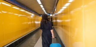 Un día en busca de trabajo con una interna que duerme en Barajas: “Si me tengo que explotar, me explotaré” | Noticias de Madrid