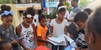 Importancia de la lectura Niños leyendo en el parquecito de Cambita Garabitos en San Cristobal, el 21 de diciembre del año 2019
