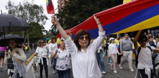Marchas en Colombia condenan el atentado contra Uribe Turbay, aún en estado crítico