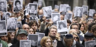 Argentina: ordenan "juicio en ausencia" para los acusados en el atentado a la AMIA