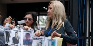 Familiares de venezolanos deportados llegan a El Salvador y exigen a Bukele una “prueba de vida”