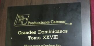 Carlos Márquez recibe reconocimiento de Producciones Catemar