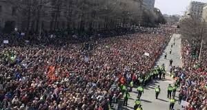 MILLONES DE MANIFESTANTES TOMAN LAS CALLES EN ESTADOS UNIDOS