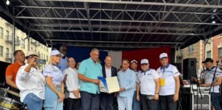 Alcalde de Santiago recibe proclama del Capitolio en el Festival del Boulevard Juan Pablo Duarte en Nueva York