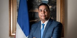 Víctor D’ Aza inscribe sus aspiraciones por la candidatura como pre candidato presidencial por el PRM