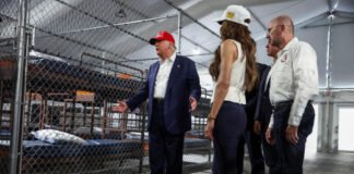 "En jaulas y sin agua": la realidad en la cárcel para migrantes 'Alligator Alcatraz’ de Trump