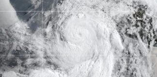 Flossie se debilita a tormenta tropical frente a la costa del Pacífico mexicano