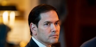 El Gobierno de Trump negoció con Venezuela un canje de presos políticos y estadounidenses por migrantes deportados a El Salvador