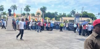 Marchan hacia el Palacio Nacional contra la fusión del Instituto Agrario Dominicano con Agricultura.