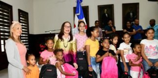 Gobernadora Rosa Santos comparte con niños de Santiago y entrega útiles escolares