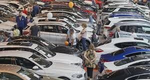 SUBIDA DEL DÓLAR PONE A SUDAR A LOS VENDEDORES DE AUTOS EN RD