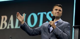 CHARLIE KIRK, ACTIVISTA CONSERVADOR, MUERE TIROTEADO