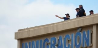 Un tirador ataca las instalaciones del ICE en Dallas, Texas, y mata a un detenido