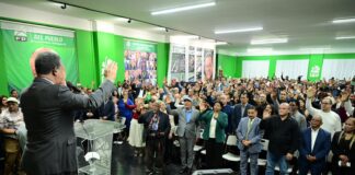 LEONEL LAMENTA APAGON EN AILA Y JURAMENTA CIENTOS DE NUEVOS MIEMBROS EN FP