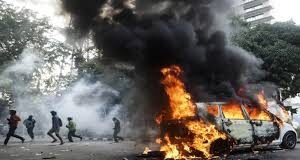 DIPUTADOS DE INDONESIA SE SUBEN LOS SALARIOS Y ENCIENDEN LA FURIA