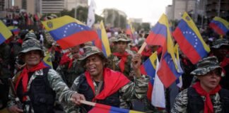 Los milicianos de Maduro, fusil en mano ante Estados Unidos: “Listos para defender Venezuela”