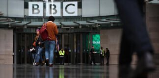 La BBC se disculpa con Trump pero rechaza que haya bases para una demanda por difamación
