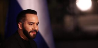 Exilio, cárcel o ley: cómo Bukele silencia las voces críticas en El Salvador