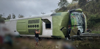 Ecuador: al menos ocho víctimas tras el volcamiento de un autobús en Manabí