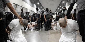 Los venezolanos deportados a la cárcel de Bukele revelan torturas y violaciones: “Decían que solo saldríamos en una bolsa negra”