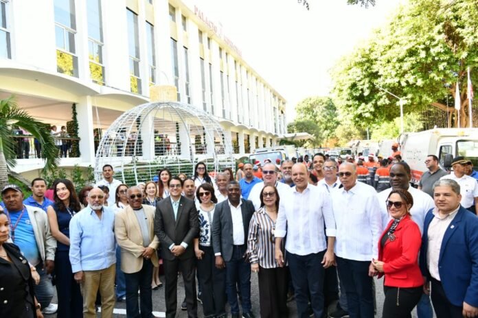 Alcalde-Ulises-Rodriguez-pone-en-marcha-en-Santiago-el-programa-Limpieza-Navidena-Eco5RD-para-garant.jpeg