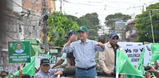 FP moviliza a miles en «Marcha del Pueblo»; Leonel arremete contra PRM; lo acusa de subirlo todo y lo tilda de inepto e incapaz