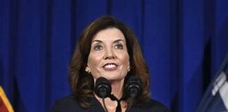 Gobernadora NY promulga ley obliga plataformas redes sociales advertir a menores efectos negativos en salud mental