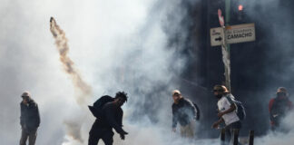 Cortes de carreteras y ruptura del diálogo por eliminación de subsidios a combustibles en Bolivia