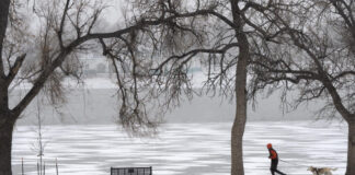 Más de 8.000 vuelos cancelados mientras una fuerte tormenta invernal azota gran parte de EE. UU.