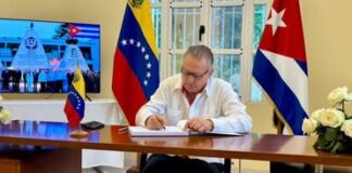 Embajador de Rusia firma libro de condolencias por cubanos y venezolanos fallecidos