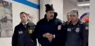 En imágenes: con esposas, a paso lento y rodeado de agentes, así fue la llegada de Maduro a EE. UU.