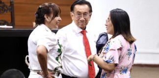 De derecha a izquierda: José María Balcázar, de 83 años, será el nuevo presidente interino de Perú