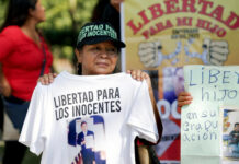 Familiares de encarcelados protestan contra los juicios masivos en El Salvador