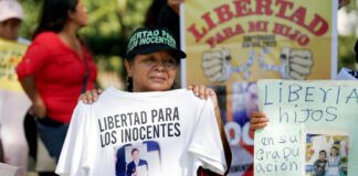 Familiares de encarcelados protestan contra los juicios masivos en El Salvador